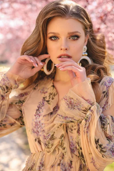 Krásná mladá dívka s přírodními vlasy barva v elegantní oblečení — Stock fotografie