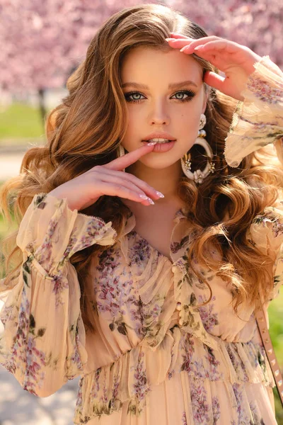 美丽的年轻女孩与自然的头发颜色在优雅的衣服 — 图库照片