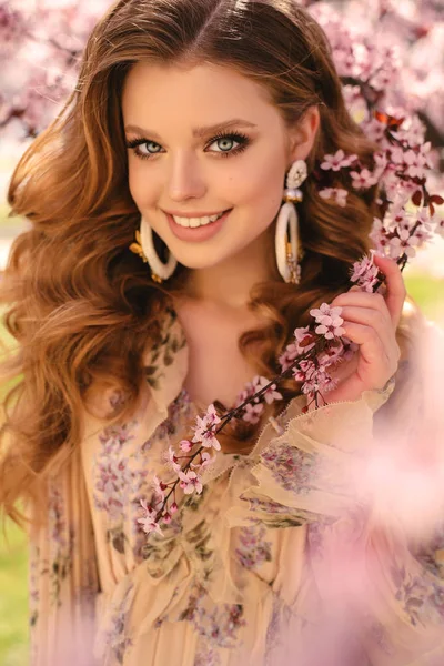 güzel genç kız ile doğal saç rengi şık giysilerle 