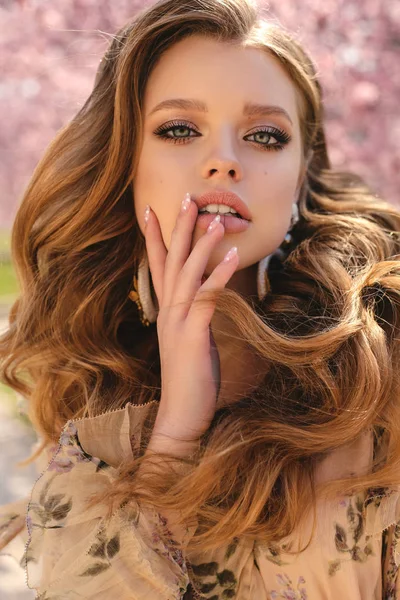 Schönes junges Mädchen mit natürlicher Haarfarbe in eleganter Kleidung — Stockfoto
