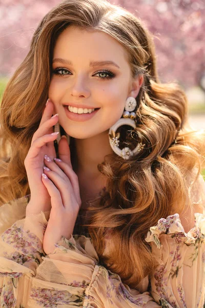 Menina bonita com cor de cabelo natural em roupas elegantes — Fotografia de Stock