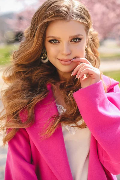 güzel genç kız ile doğal saç rengi şık giysilerle 