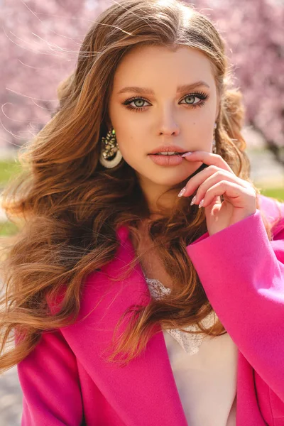 Beautiful young girl with natural hair color in elegant clothes — Stock Photo, Image