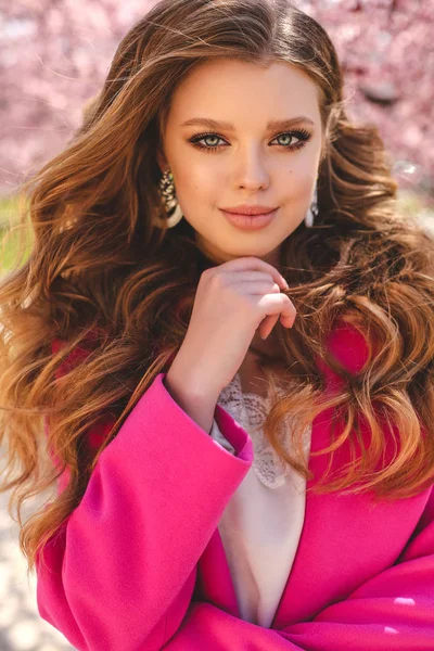 Menina bonita com cor de cabelo natural em roupas elegantes — Fotografia de Stock