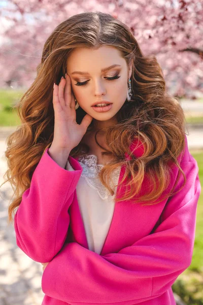 güzel genç kız ile doğal saç rengi şık giysilerle 