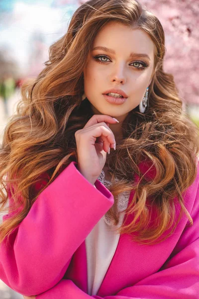Piękna młoda dziewczyna z włosów naturalnych kolorów w eleganckie ubrania — Zdjęcie stockowe
