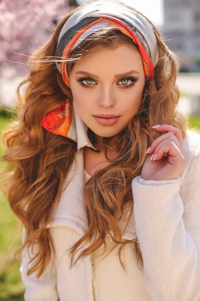 美丽的年轻女孩与自然的头发颜色在优雅的衣服 — 图库照片