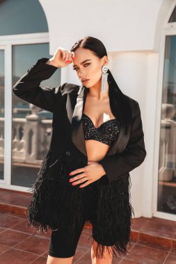 lüks kıyafetler koyu saçlı güzel seksi kadın
