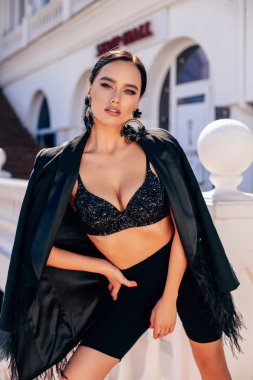 lüks kıyafetler koyu saçlı güzel seksi kadın