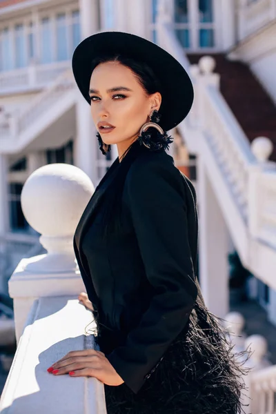 Schöne sexy Frau mit dunklen Haaren in luxuriöser Kleidung — Stockfoto