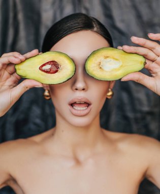 avokado ile poz koyu saçlı güzel kadın