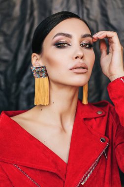 koyu saçlı güzel kadın ve zarif e ile akşam makyajı