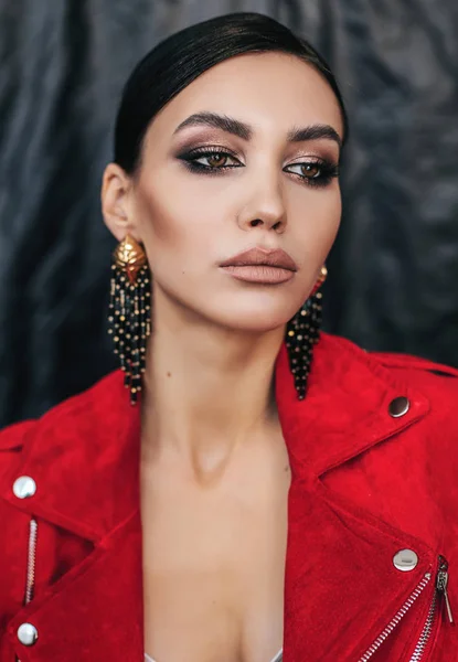 Hermosa mujer con cabello oscuro y maquillaje de noche con e elegante —  Fotos de Stock