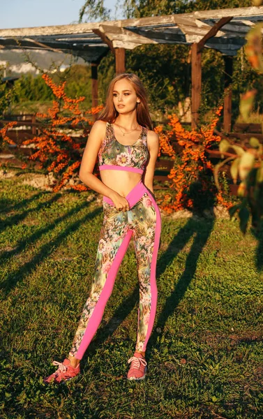 Mooie vrouw met donker haar in sportieve kleren poseren in HOR — Stockfoto