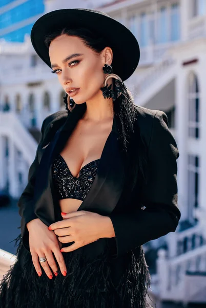Mooie sexy vrouw met donker haar in luxe kleding — Stockfoto