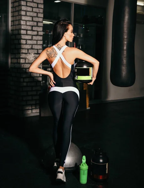 Mooie sexy vrouw met donker haar in sportieve kleding training — Stockfoto