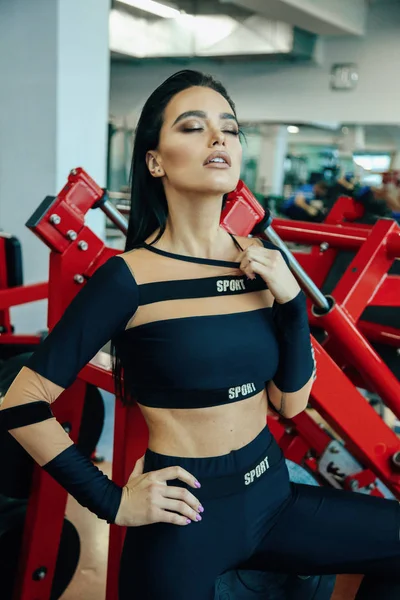 Bela mulher sexy com cabelo escuro no treinamento de roupas esportivas — Fotografia de Stock