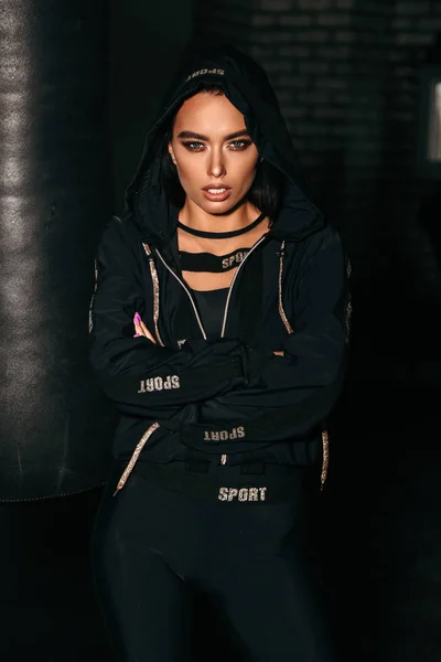 Bela mulher sexy com cabelo escuro no treinamento de roupas esportivas — Fotografia de Stock