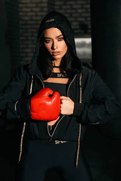 Сексуальная женщина с темными волосами в спортивной одежде и боксерских перчатках — стоковое фото