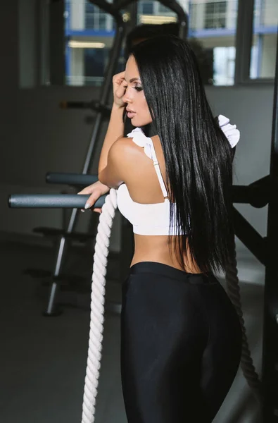 美丽的性感女人与黑头发在运动服装训练 — 图库照片