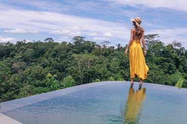 zarif sarı elbise li koyu saçlı güzel kadın poz