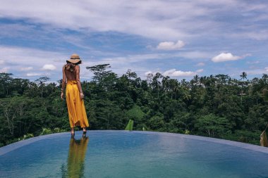 zarif sarı elbise li koyu saçlı güzel kadın poz