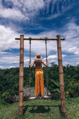 sarı elbiseli koyu saçlı güzel kadın swi poz