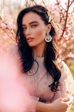 zarif elbise li koyu saçlı güzel şehvetli kadın poz