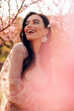 zarif elbise li koyu saçlı güzel şehvetli kadın poz