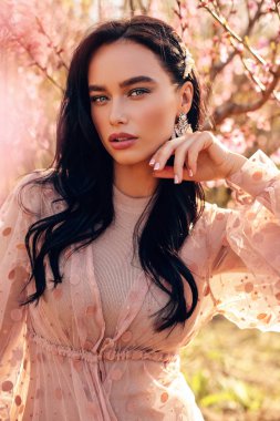 zarif elbise li koyu saçlı güzel şehvetli kadın poz