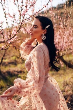 zarif elbise li koyu saçlı güzel şehvetli kadın poz