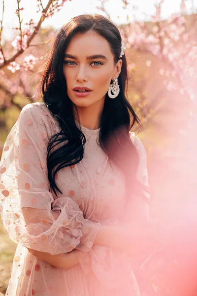 Hermosa mujer sensual con cabello oscuro en vestido elegante posando un —  Fotos de Stock