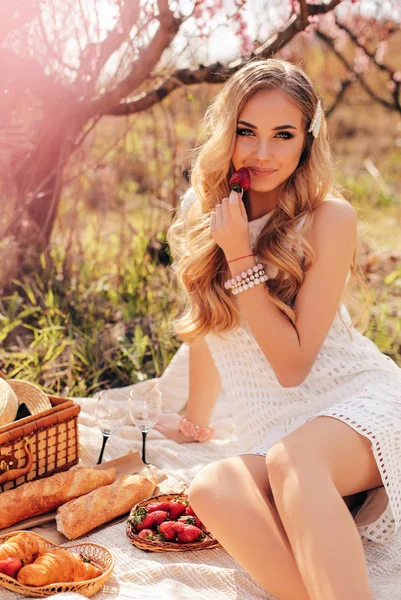 Красивая девушка с светлыми волосами в элегантном платье с романтическим — стоковое фото