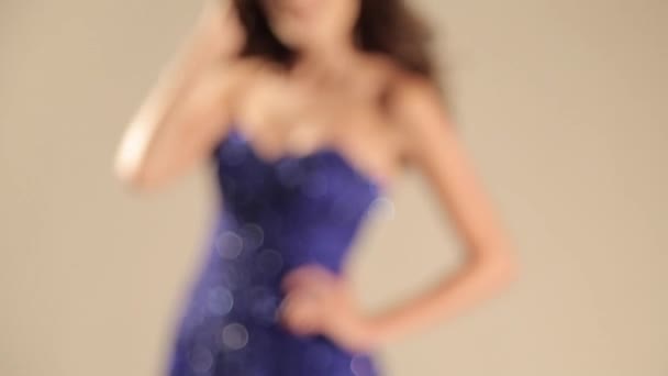 Video Der Schönen Frau Mit Dunklen Haaren Luxuriösem Kleid Posiert — Stockvideo