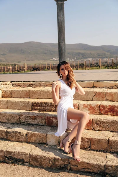 Vacker sensuell kvinna med blont hår i elegant klänning poserar — Stockfoto