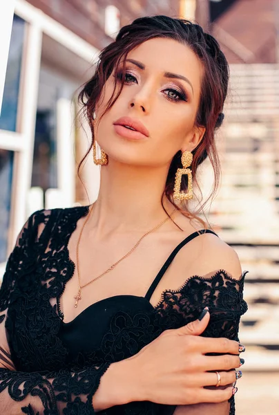 Gyönyörű szexi nő, Sötét haja elegáns fekete ruhában, és — Stock Fotó