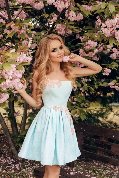 Vacker sensuell kvinna med blont hår i eleganta kläder Posin — Stockfoto