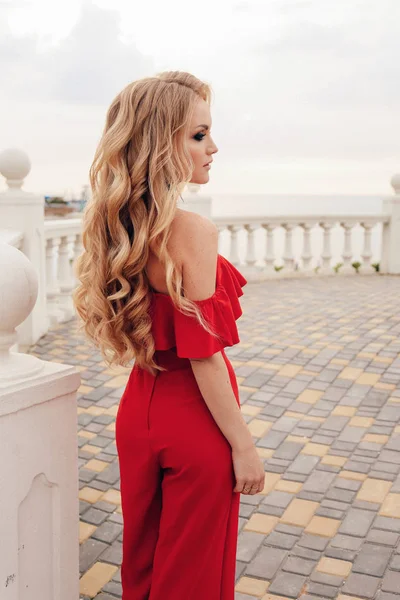 Hermosa mujer sexy con lujoso cabello rubio en traje elegante — Foto de Stock