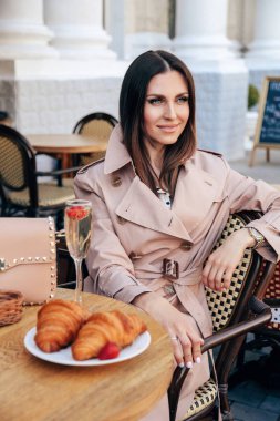 zarif giysiler içinde koyu saçlı güzel şehvetli kadın poz