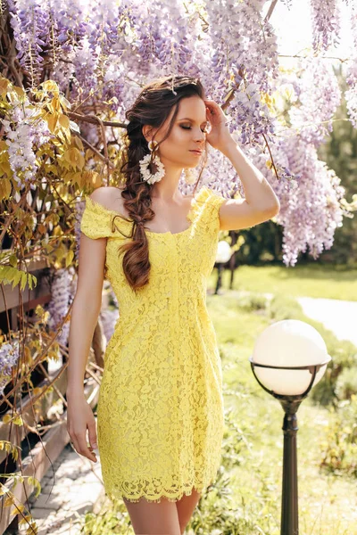 Hermosa mujer sensual con cabello oscuro en vestido elegante posando i — Foto de Stock