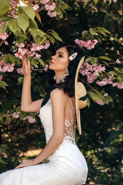 Schöne Frau mit dunklen Haaren in luxuriösen Brautkleidern mit — Stockfoto