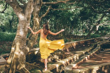 Zarif sarı elbise poz koyu saçlı güzel kadın ne