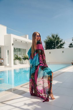 Zarif yüzme elbise içinde sarı saçlı şehvetli kadın ne poz