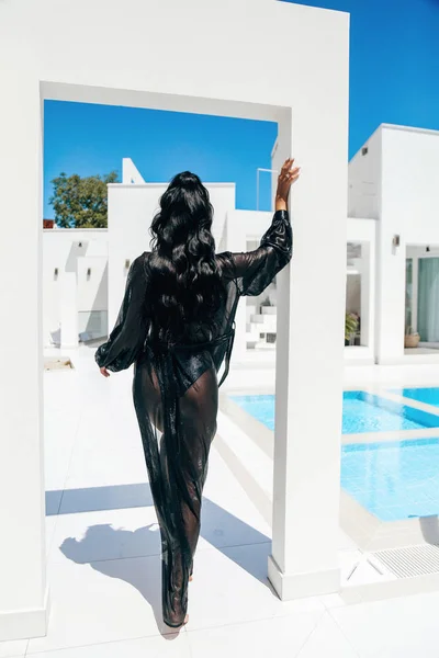 Sensuell kvinna med mörkt hår i elegant baddräkt poserar Nea — Stockfoto