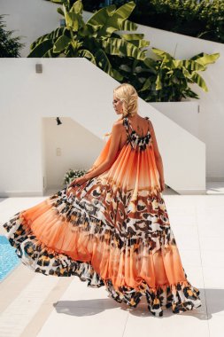 Zarif yüzme elbise rahatlatıcı Nea sarışın saçlı seksi kadın