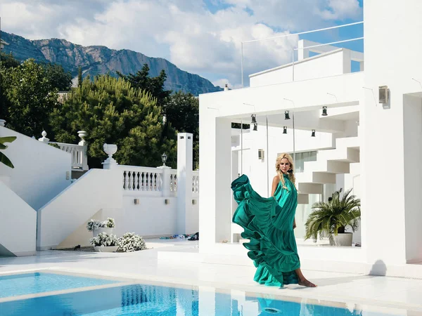 Sexy Frau mit blonden Haaren im eleganten Badeanzug entspannende nea — Stockfoto