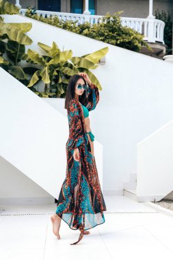 Zarif mayolu, koyu renk saçlı, güzel, şehvetli bir kadın. 