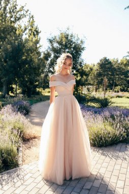 lüks akşam sarışın kıvırcık saçlı güzel genç kadın