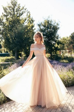 lüks akşam sarışın kıvırcık saçlı güzel genç kadın