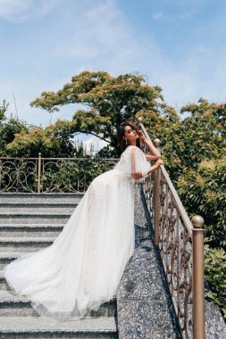 lüks gelinlik siyah saçlı güzel kadın 